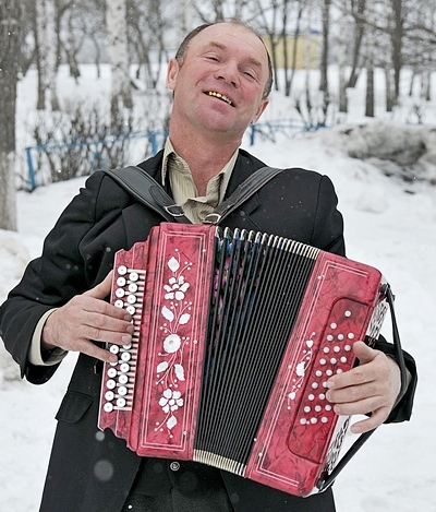 А я играю на гармошке!