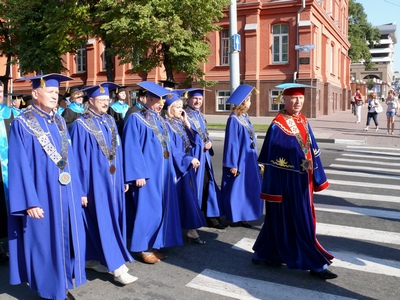 Академическое шествие возглавили ректор БелГУ Леонид Дятченко и члены учёного совета университета К новым знаниям!