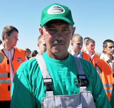 Победитель конкурса Виталий Гречанников Строят круглый год