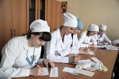 Будущие медицинские сёстры сдают зачёт Школа милосердия