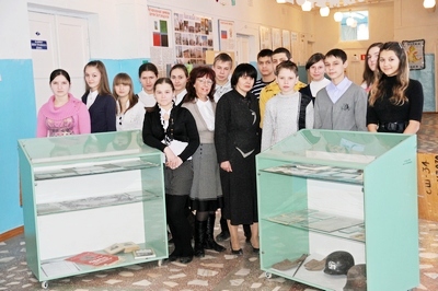 Руководители музейного кружка Ольга Комешева и Татьяна Киященко с юными историками Хивое слово истории