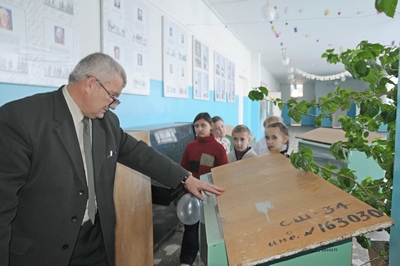 Директор школы № 34 Николай Волошенко: вот в таких ящиках временно хранятся экспонаты нашего музея Живое слово истории