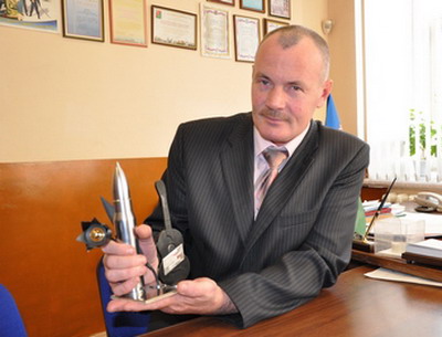 Патрон, гитара и тюльпан