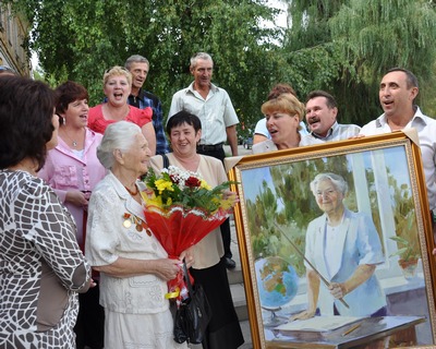 Анна Павловна Максименко в кругу друзей в день своего юбилея  Любовь и верность - учителю