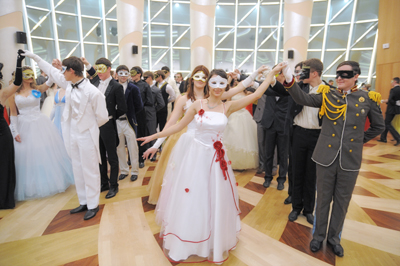 Средь шумного бала...