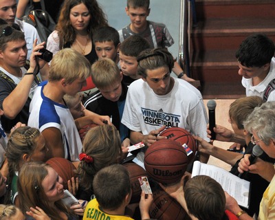 За автографом к Алексею Шведу выстроилась огромная очередь Урок олимпийца