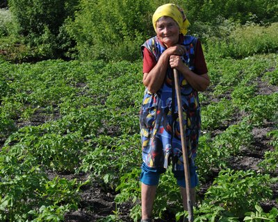 Бабушка Надя всю жизнь работает - теперь на своём огороде  «хто зна» какого размера  Немало тебе величия…