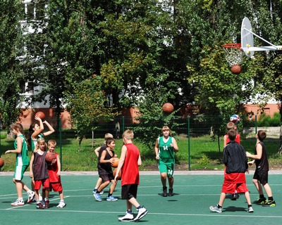 Юные баскетболисты пригласили всех желающих попасть мячом в кольцо Олимпийский День знаний