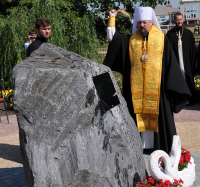 Закладной камень в семейном парке Святых Петра и Февронии освятил митрополит Белгородский и Старооскольский Иоанн Это счастье, любовь и удача