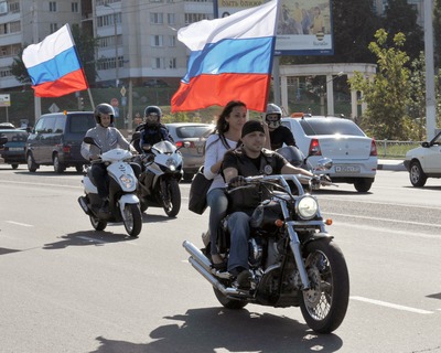 Автомобилисты и байкеры проехали по улицам Белгорода с Государственными флагами нашей страны Флаг над Белым городом