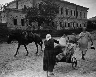 1943 год. Беженцы возвращаются домой - в освобождённый Белгород. Это нынешняя улица Попова,  а на месте двухэтажного дома сегодня площадь перед автопаркингом, на которой установлен памятник  художнику Станиславу Косенкову  Победу очень ждали