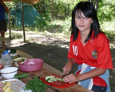 Первокурсница Александра Бровкина готовит обед для участников экспедиции Тайны древних катакомб