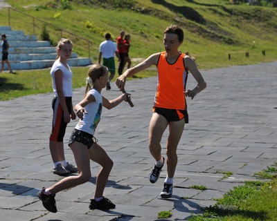 Эстафетная палочка передана. Впереди ещё четыре круга по 400 метров Мама, папа, я…