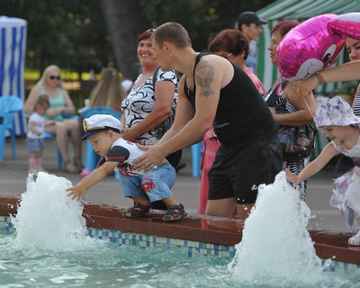 5 августа. Фонтаны в жаркий день дарили отдыхающим прохладу Люблю тебя, мой Белый город!