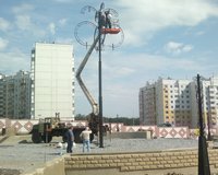 &lt;b&gt;Строительные работы вблизи дома № 42 по улице Есенина в Белгороде идут полным ходом. Планировка сквера начата в конце июня. Зону отдыха для жителей 11-го Южного микрорайона должны сдать к 5 августа.&lt;/b&gt;   Проект по заказу ОАО «Домостроительная компания» реализуют дочерние предприятия ДСК и ряд организаций-партнёров.   Сам объект благоустройства представляет собой сквер треугольной формы со скамейками, замощённый 1600 квадратными метрами разноцветной тротуарной плитки. Примерно столько же площади отдано под газон и цветы, которых здесь будет высажено силами коммунальщиков более 25 тысяч. Озеленители обещают превратить бывший пустырь посреди «каменных джунглей» в цветущий оазис.