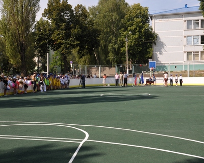 2 августа. Новая спортплощадка в школе № 7 С хоккейными бортами