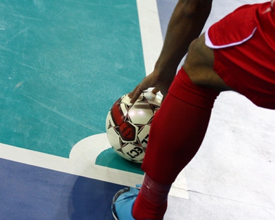 Мяч под крышей