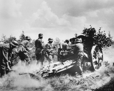 Расчёт немецкой 105-миллиметровой полевой гаубицы ведёт огонь по позициям советских войск (трофейное фото) Трагичная победа