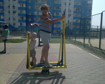 Инга Лискина приучает сына Семёна к занятиям на тренажёрах Двор белгородского стандарта