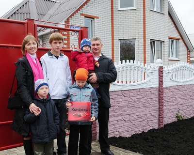 Семья Шведовых приглашает гостей на новоселье в восстановленный после пожара дом Добрая память о беде