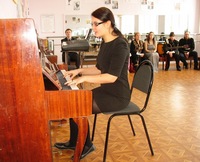 &lt;img src=&quot;/files/2011-7/kopiya_pian.jpg&quot; width=&quot;400&quot; height=&quot;324&quot; class=&quot;caption&quot; title=&quot;Екатерина Наумова исполняет свою песню &quot;Мой город&quot;&quot; alt=&quot;Словно белый цветок над рекой&quot; /&gt;