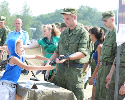 Представители воинской части знакомили всех желающих  с современным оружием Подвиг ваш  бессмертен
