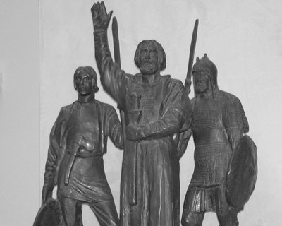 Скульптура О.К. Комова «Минин, призывающий в ополчение» находится в постоянном выставочном зале художественного музея Главное его  предназначенье