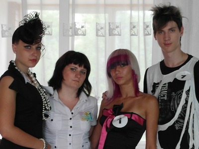 Мария Ярцева (вторая слева) и её модели  Модели Ярцевой