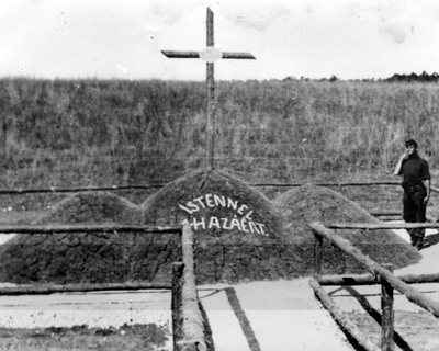 1942 год. На месте гибели Иштвана Хорти насыпали три холмика и в центре поставили сосновый крест Находки в Калиновом яру