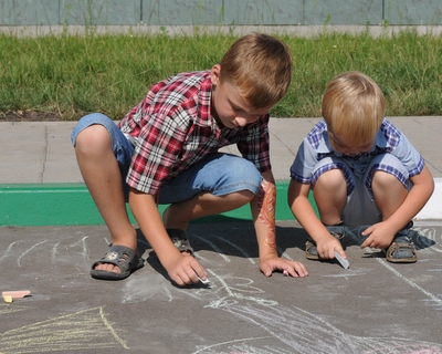 Детвору увлёк конкурс рисунков на асфальте «Я люблю свою семью» Это счастье, любовь и удача