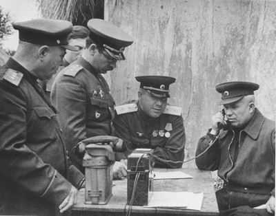 Член Военного совета фронта Н.С.Хрущёв докладывает по телефону И.В.Сталину о прибытии 5-й гвардейской танковой армии в район станции Прохоровка. Рядом: командующий БТ и МВ фронта генерал-лейтенант А.Д.Штевнев (в центре), командующий армией генерал-лейтенант П.А.Ротмистров (3-й справа) и заместитель командующего фронтом генерал армии И.Р.Апанасенко. 10 июля 1943 года Трагичная победа