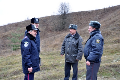 Коллегам есть о чём поговорить. Слева направо: украинские милиционеры Михаил Мироненко и Артём Товстуха, российские полицейские Николай Шестаков и Андрей Матвеенко. Государства у них разные, но работа общаяя Государства разные, а территория общая