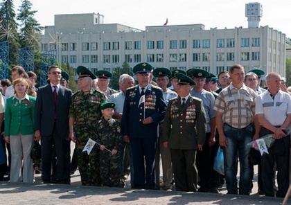 Торжественное построение на соборной площади Под надёжной защитой