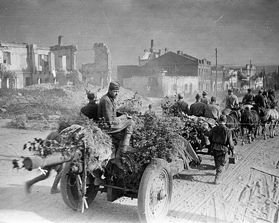 5 августа 1943 года. Советские артиллеристы в освобождённом Белгороде. Колонна идёт  по проспекту Богдана Хмельницкого, слева виднеется здание пивзавода, сохранившееся до наших дней  Победу очень ждали