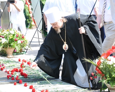 5 августа. Митрополит Белгородский и Старооскольский Иоанн возложил цветы к Вечному огню Люблю тебя, мой Белый город!