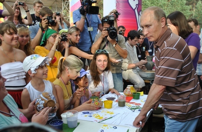 Кристина Кузьминова (стоит первая слева): «Мне удалось рассказать о своём проекте Владимиру Путину» Окно в мир