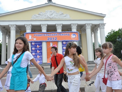 Фонд «Поколение» устроил в воскресенье на Соборной площади Белгорода  весёлый праздник многодетных семей Многодетное счастье