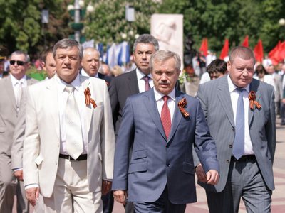 Губернатор Евгений Савченко, председатель областной Думы Иван Кулабухов и мэр Белгорода Сергей Боженов на Соборной площади Главный праздник