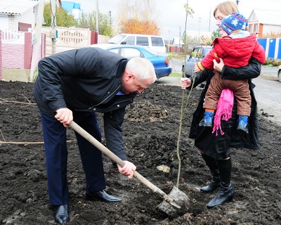Николай Калашников посадил деревце в честь годовалого Алексея Шведова Добрая память о беде