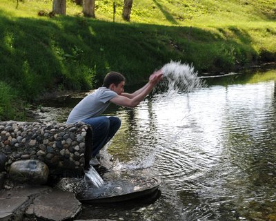 Так начинается Северский Донец. «Прямо ледяная!» - воскликнул Никита  и подбросил вверх пригоршню воды  Немало тебе величия…