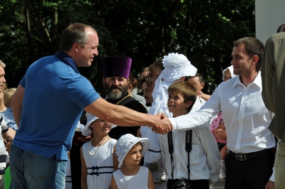 Депутат Государственной Думы Андрей Скоч вручает премию «Родительский рекорд» Многодетное счастье