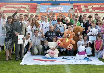 Снимок на память: команда звёзд российской эстрады с детьми, получившими сертификаты на дорогостоящее лечение Под флагом Добра победила дружба