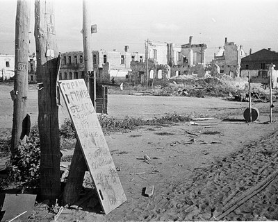 1943 год. Перекрёсток нынешних Свято-Троицкого бульвара и проспекта Богдана Хмельницкого.  На прислонённом к столбу щите написано: «Горячий привет белгородцам от первых освободителей.  Танкисты 96-й танковой бригады»  Победу очень ждали