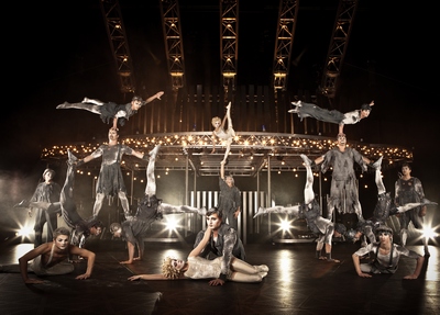 Акробатическое шоу цирка Cirque du Soleil. В центре вверху Анастасия Чистякова Я летаю, и мне это нравится!