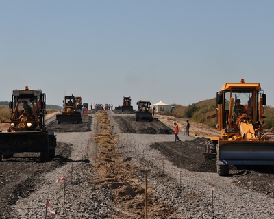 Участники конкурса выполняют практическое задание Строят круглый год