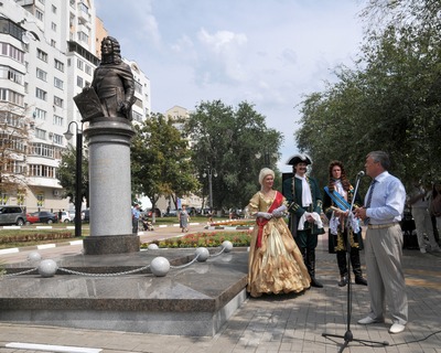 2 августа. Мэр Белгорода Сергей Боженов  открывает памятник первому губернатору, князю Юрию Трубецкому Деятельный князь