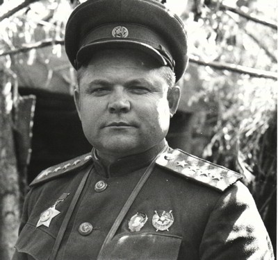 Командующий Воронежским фронтом генерал армии Н.Ф. Ватутин на своём наблюдательном пункте. Июль 1943 года Трагичная победа