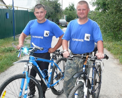 Алексей Коротков (справа) и Роман Арефьев проделали путь в три тысячи километров Из Ямала до Прохоровки - на велосипедах