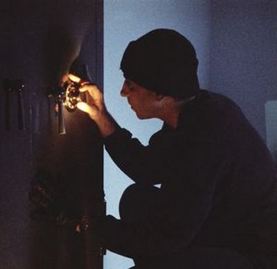 В перчатках и бахилах, но не врачи…