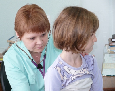 Педиатр Людмила Маклакова осматривает пациентку Доктора-миллионеры